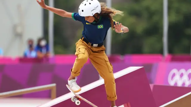 Rayssa Leal durante sua apresentação de skate nas Olimpíadas