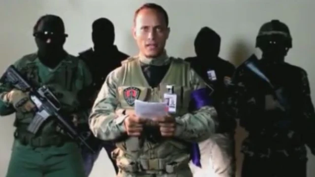 පොලිස් නිලධාරී ඔස්කාර් පෙරේෂ් ප්‍රකාශයක් කරමින්