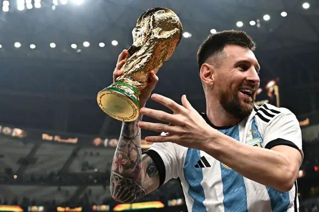 Messi sostiene la Copa Mundial en las manos