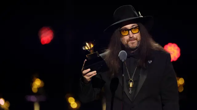 Шон Оно Леннон со статуэткой.