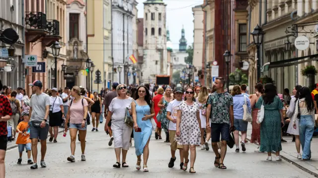 Przechodnie na ulicy w Krakowie.