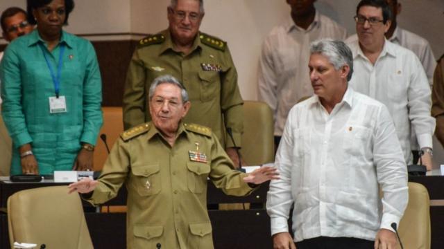 Raúl Castro, junto a seu vice-presidente, Miguel Díaz-Canel.