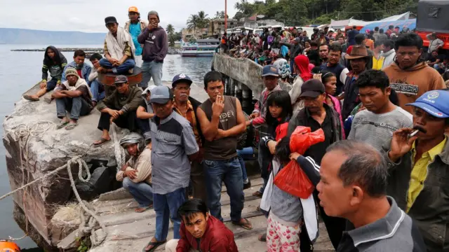 احتشدت عشرات الأسر على شاطئ البحيرة انتظارا لمعرفة نتيجة أعمال البحث عن جثث الضحايا أو انتشال ناجين