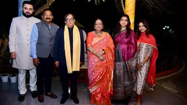 अपने पति, पिता, ससुर, सास और मां के साथ शांभवी चौधरी (बाएं से दाएं). 