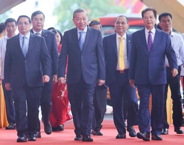 Ông Nguyễn Tấn Dũng (phải, cà vạt tím) xuất hiện bên ông Tô Lâm, tỷ phú Phạm Nhật Vượng và các lãnh đạo cấp cao khác trong buổi khánh thành Trung tâm Hội chợ triển lãm Quốc gia hồi tháng 8/2025