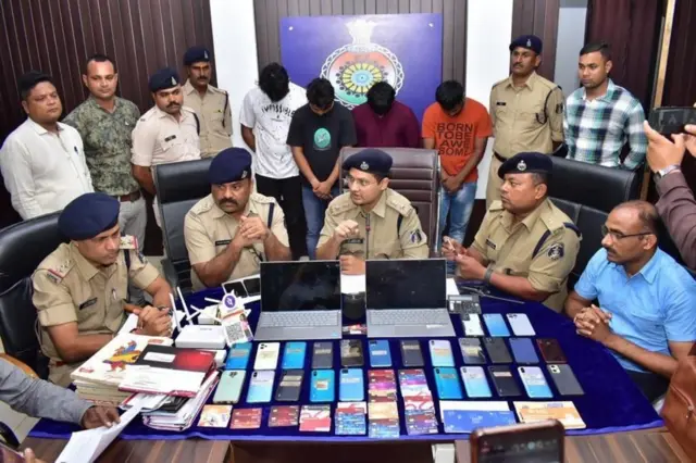 పోలీసులు స్వాధీనం చేసుకున్న వస్తువులు