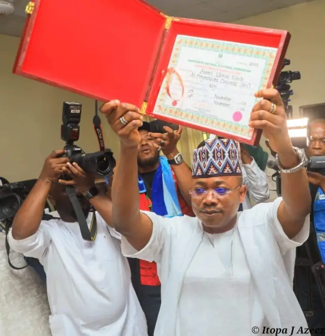 Ododo na ìwé ẹ̀rí rẹ̀ sókè 