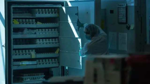 بعد الفحص الدقيق للميكروبات المأخوذة من المرضى الأصحاء، يجري تجميدها وتخزينها في بنوك البراز وتكون جاهزة للزرع