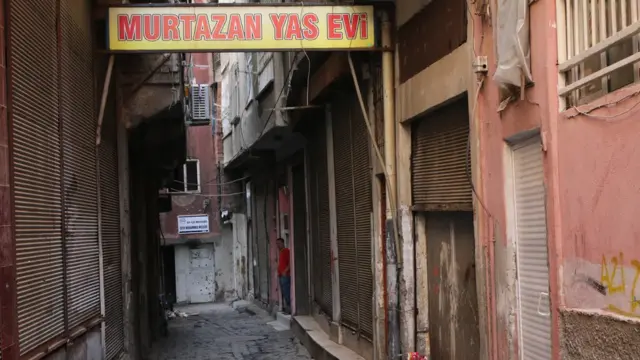 Yasak kalksa da bazı sokaklar sessiz. Bir yas evi.