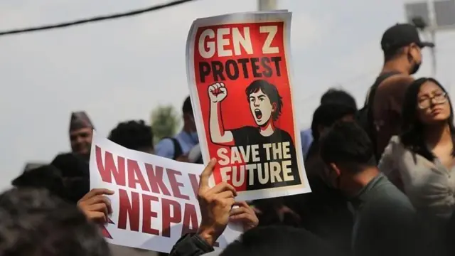 सेभ द फ्युचर र वेक अप नेपाल नारा लेखिएका पोस्टर बोकेका आन्दोलनकारीहरूको समूह।