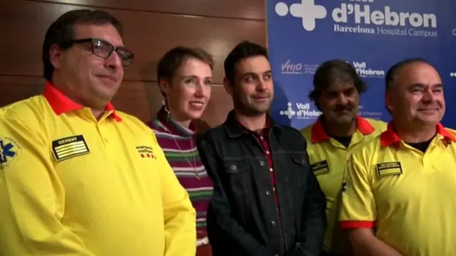 Audrey n'umugabo we hamwe n'abaganga bamugaruye mu buzima