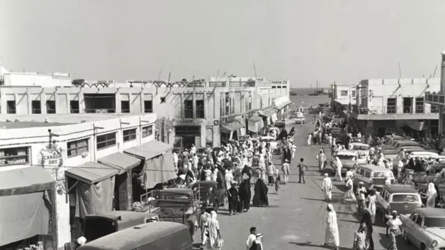 ১৯৬৫ সালে শারজাহ্'র একটি সড়ক।