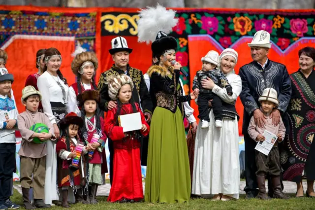 تصویری از اجرای ترانه‌های محلی توسط یکی از خوانندگان قرقیز در بیشکک، همزمان با جشن‌های نوروز