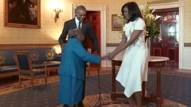 Afise imyaka 106 Virginia McLaurin yatambanye na Barack na Michelle Obama