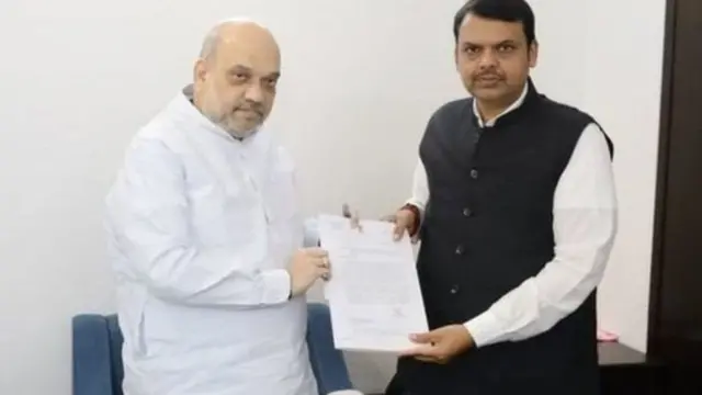 મહારાષ્ટ્રના મુખ્યમંત્રી દેવેન્દ્ર ફડણવીસે સોમવારે દિલ્હીમાં કેન્દ્ર સરકારના ગૃહમંત્રી અને ભાજપના અધ્યક્ષ અમિત શાહ સાથે મુલાકાત કરી.