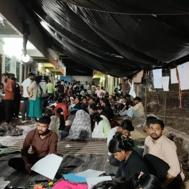 महागाईनुसार भत्त्यात वाढ तसेच बोगस जात प्रमाणपत्र धारकांवर कठोर कारवाई यांसह एकूण 17 मागण्या या विद्यार्थ्यांच्या आहेत.