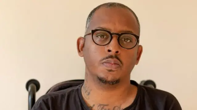 Christopher Samuel tidak melihat kamarnya, karena dia tidak bisa masuk.