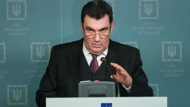 "Далі буде цікавіше" і "сигнал для олігархів". Реакція на санкції щодо Медведчука і Марченко