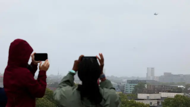 Pipo watch as helicopter wey dey carry U.S. President Donald Trump fly afta e leave di U.S. ambassador residence Winfield House, on di way to Windsor, for London, Britain, September 17, 2025