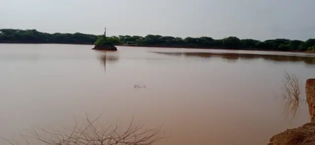 વરસાદમાં છલોછલ થઈ જતું બાગ ગામનું તળાવ.