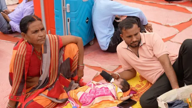 ट्रेन के इंतज़ार में यात्री