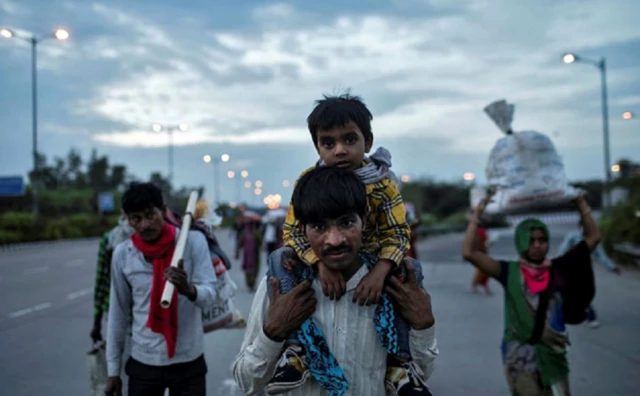 लॉकडाउन में अपने बच्चे को कंधे पर लिए पैदल ही घर लौटते मज़दूर की चर्चित तस्वीर जिसे दानिश ने अपने कैमरे में कैद किया था