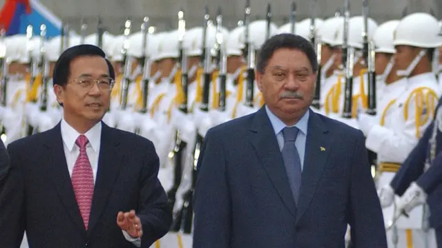 2005年11月21日,台灣總統陳水扁在台北會見抵達台灣訪問的聖多美和普林西比總統弗拉迪克·班達拉·梅洛·德梅內塞斯。