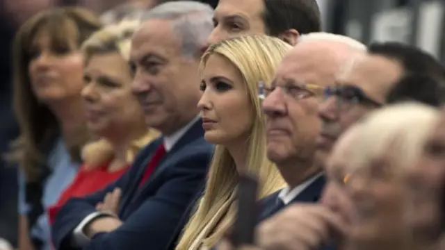 PM Israel, Benjamin Netanyahu, duduk di samping putri Presiden Donald Trump, Ivanka, saat peresmian Kedubes AS di Yerusalem.