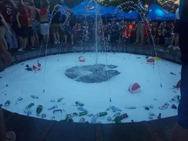 Парк Шевченка, звідки фанати дивилися футбол, напередодні перетворився у поле порожніх пляшок й іншого сміття