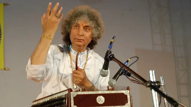 শিব কুমার শর্মা সন্তুর বাজাচ্ছেন