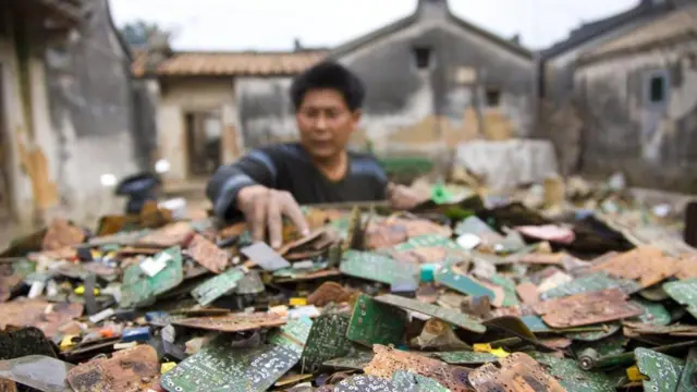 Eski cep telefonları yığını