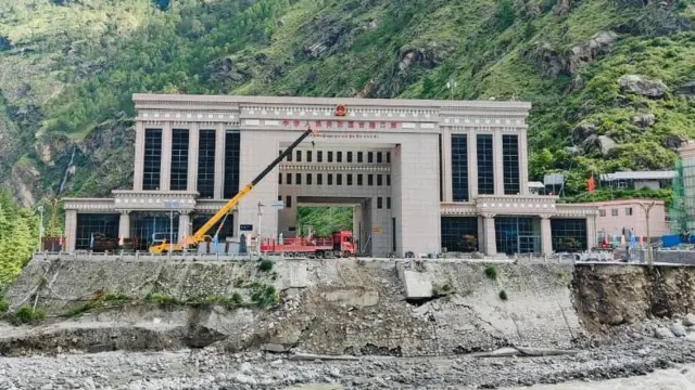 रसुवागढीमा चिनियाँले गरिरहेको निर्माण