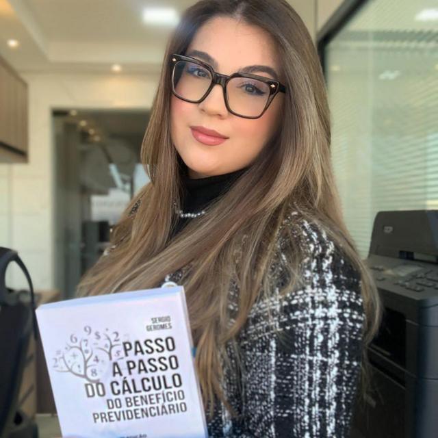 Brenda segura livro e posa para foto