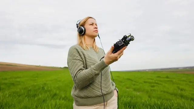 Žena u prirodi sa slušalicama