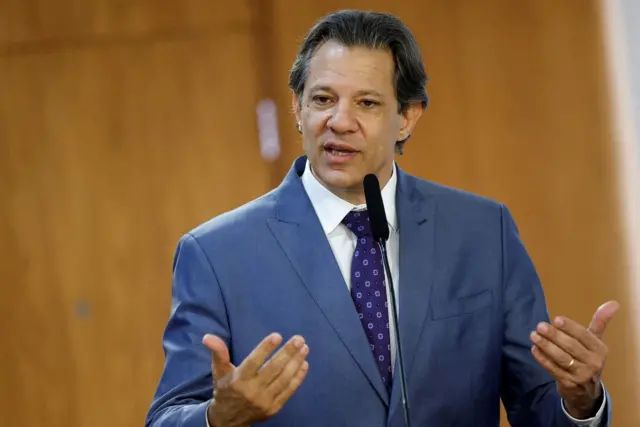 Haddad gesticulando enquanto discursa