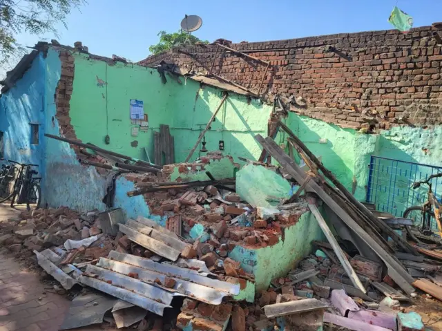 અમદાવાદ, વસ્ત્રાલ હિંસા, અમદાવાદમાં વસ્ત્રાલ હિંસાના આરોપીઓના ઘરોનું ડિમોલિશન, ગુનેગારો, બીબીસી ગુજરાતી, બીબીસી ન્યૂઝ ગુજરાતી