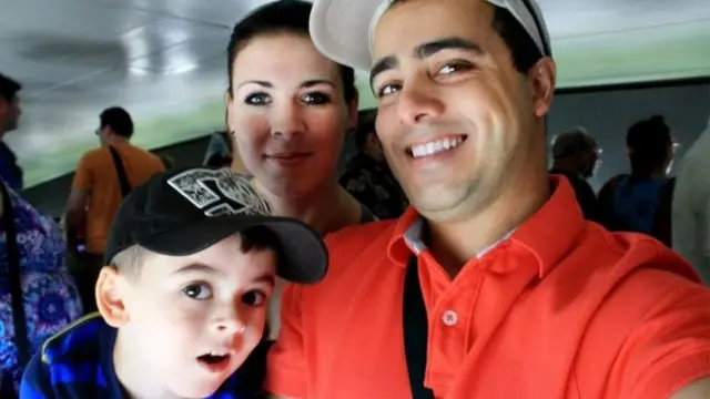 মা সামান্থা স্যালি, সৎ পিতা মুসা এলহাসানির সাথে ম্যাথিউ।