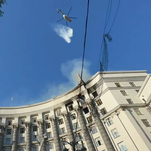 Свириденко Министрлер Кабинетинин имаратында өрт өчүрүү учурундагы сүрөттү жарыялады