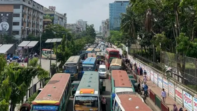 শিক্ষার্থীদের এই কর্মসূচির কারণে ঢাকায় তীব্র যানজট তৈরি হয়