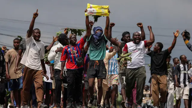 Apoiadores do candidato presidencial da oposição camaronense Issa Tchiroma protestam após o Conselho Constitucional declarar Paul Biya vencedor das eleições presidenciais de 12 de outubro, em Duala, Camarões, em 27 de outubro de 2025.