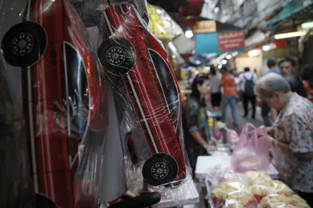 เช่นเดียวกับขนมไหว้ตรุษจีนและเครื่องกระดาษชนิดต่างๆ