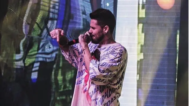 Leandro Buenno cantando no palco