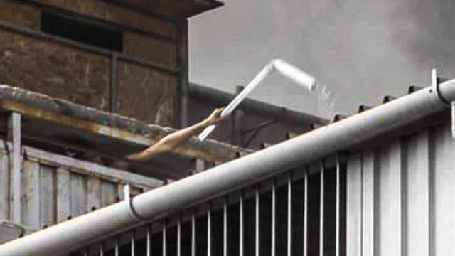 Brazo con tubo de luz pidiendo ayuda.