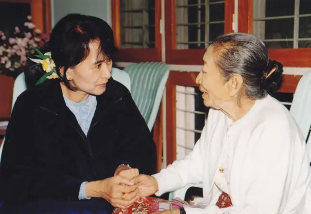 ဒေါ်အောင်ဆန်းစုကြည်နဲ့ လူထုဒေါ်အမာ 