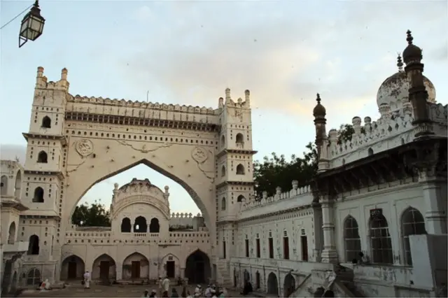 গুলবার্গ কেল্লার জন্য বিখ্যাত