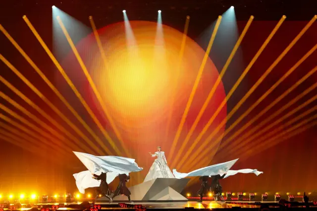 Девојка у белом на сцени 