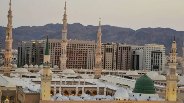 Masjid Nabawi beberapa kali diperluas.