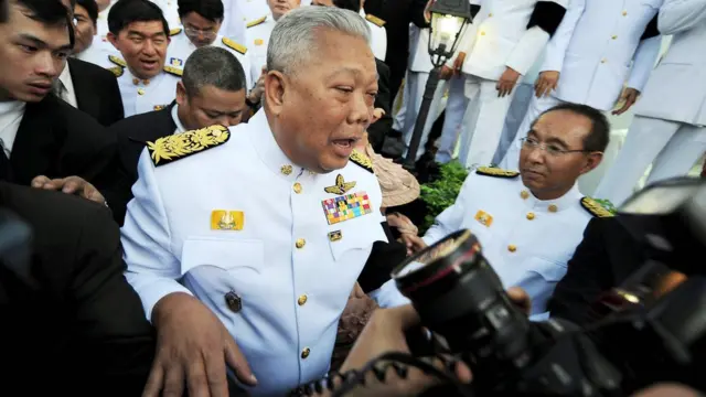 สมัคร สุนทรเวช ผู้มีความจงรักภักดีสูง เข้ามาล้างข้อครหา "ไม่จงรักภักดี" ให้แก่ทักษิณ โดยเขากลายเป็นนายกฯ คนที่ 25 หลังนำพรรคพลังประชาชนคว้าชัยชนะเลือกตั้งเมื่อปี 2550