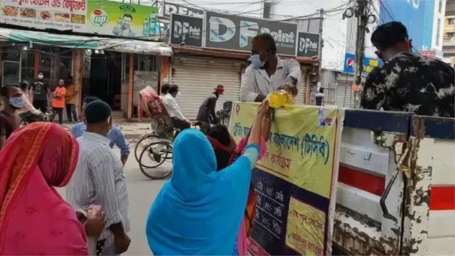 কম দামে টিসিবির তেল বিক্রি, (ফাইল ফটো)।