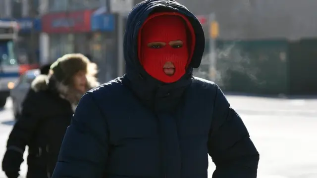 Pessoas caminhando no extremo frio no Brooklyn,casas das aposta comNY